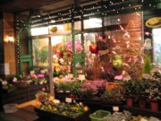 「グリーンフラワープラザうえよし」　（京都府京都市下京区）の花屋店舗写真1